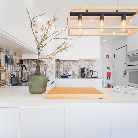 Luxury Coastal Retreat With Ocean Views דירה