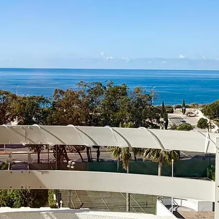 Luxury Coastal Retreat With Ocean Views דירה