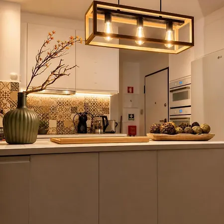 Luxury Coastal Retreat With Ocean Views דירה
